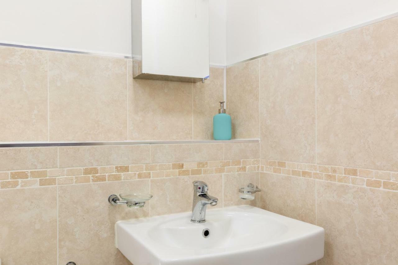 J Quarter - Sleeps 5 Long Term & Families Comfortably, 4 Beds, 2 Bathrooms Бірмінгем Екстер'єр фото